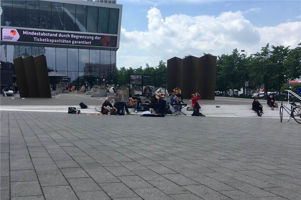 Corona-Protestler blieben in gut besuchter City weitgehend unter sich Weitgehend unter sich blieben die Straßenmusiker, die vor der Katharinentreppe für mehr Freiheiten demonstrierten.