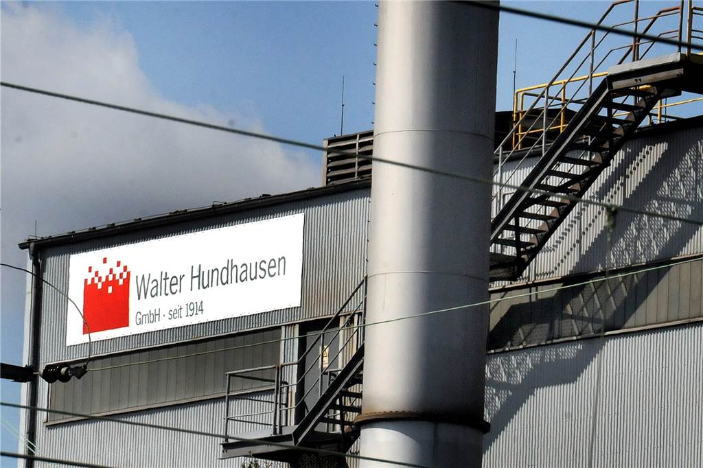 Weithin sichtbar sind die Werksanlagen der Gießerei Hundhausen hinter dem Bahnhof Schwerte.