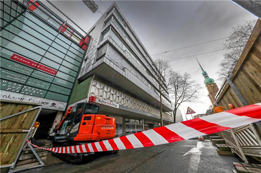 Karstadt-Abriss an der Kampstraße hat begonnen Weiträumig abgesperrt ist das frühere Karstadt-Haus an der Kampstraße. Der Abriss startet mit Arbeiten im Innern.