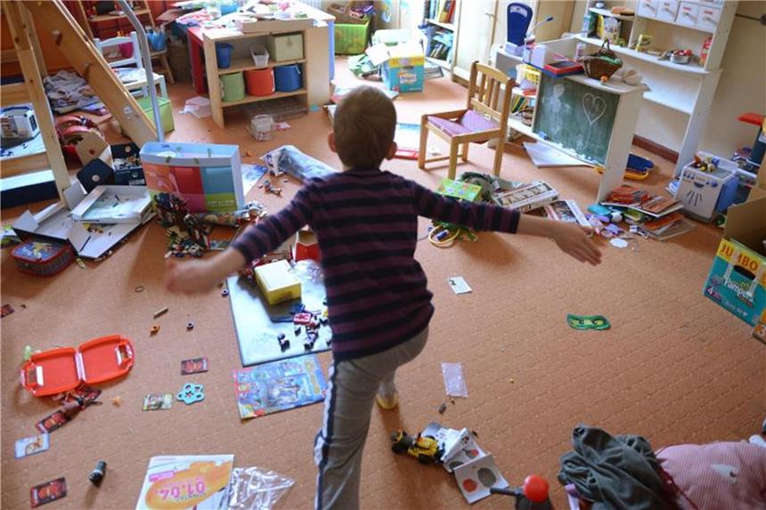 Was gute von schlechten Konsequenzen unterscheidet Welch ein Chaos: Wollen Kinder nicht aufräumen, sollten Eltern eine Belohnung in Aussicht stellen. Foto: Jens Kalaene
