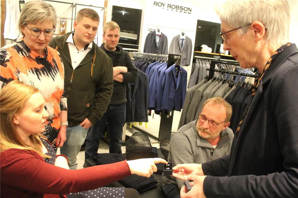 Zeitlose Eleganz: Benedikt Gertz kleidet sich im Modehaus Sinn ein Welche Accessoires wohl noch hinzukommen? Gemeinsam überlegen sie.