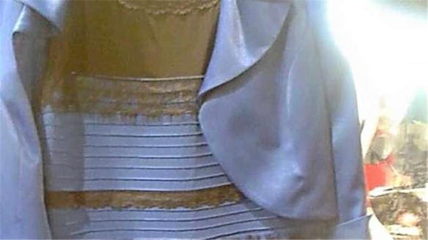 Welche Farbe hat dieses Kleid?