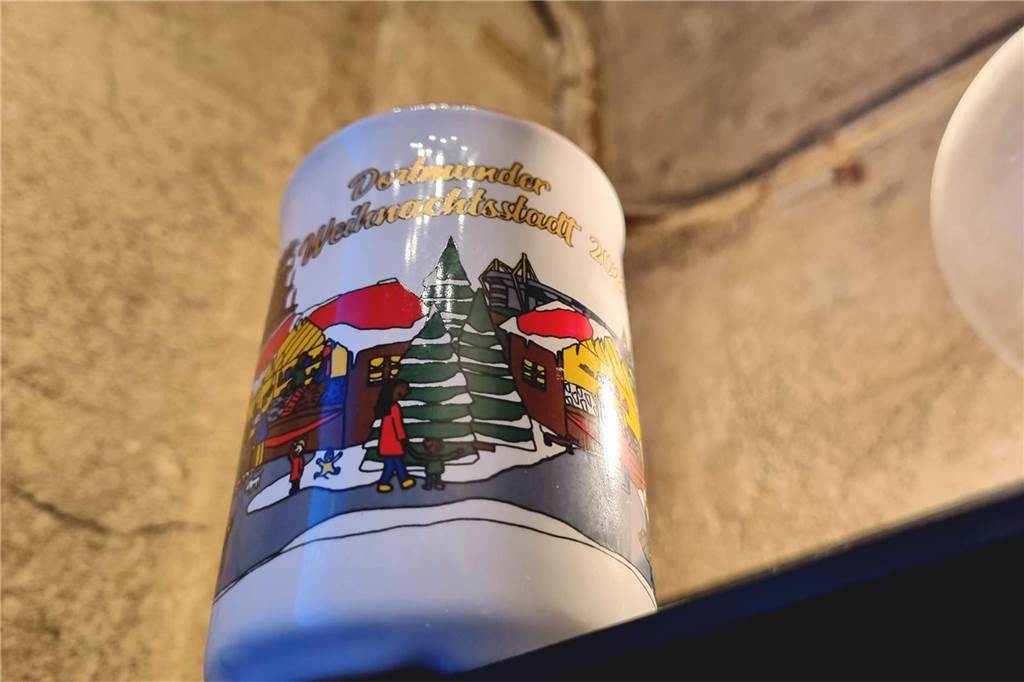 Welche Figuren auf der Tasse des Dortmunder Weihnachtsmarktes 2023 haben reale Vorbilder? Designerin Anna Helm hat einige Freude und Bekannte verewigt, sagt sie.
