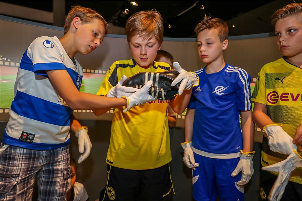 Stadt Dortmund und DFB beschenken geimpfte Schüler Welche Fußballikone trug diesen Schuh? Die Neugier verbindet im DFB-Museum auch Kinder in Schwarz-Gelb und Blau-Weiß.