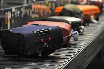 Welche Gepäckstücke auf dem Fließband zuerst erscheinen, hängt auch vom Gepäckstatus ab. First-Class-Reisende kommen meist früher an ihre Koffer. Foto: Marius Becker/dpa
