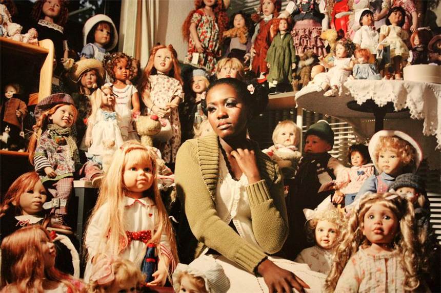 Menschen im neuen Zuhause Welche Geschichte verbindet diese Frau mit den Puppen? Die Ausstellung verrät das nicht, die »Schlüsselmomente« der Migranten muss der Betrachter selbst neu erfinden.
