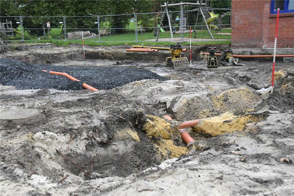 Spatenstich für Anbau am Feuerwehrgerätehaus Hassel Welche Leitungen werden nach dem Abriss des alten Sanitärgebäudes am Feuerwehrgerätehaus Hassel noch benötigt und welche nicht? Das ist eine große Aufgabe für alle Beteiligten.