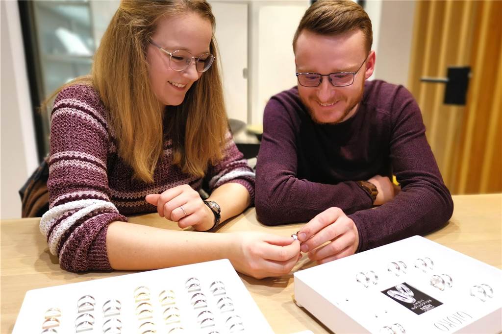 Robuste Ringe für das Eheglück: Paula und Benedikt finden ihre Trauringe Welche Ringe sollen es werden? Die Auswahl beim Juwelier Gioro ist sehr groß. Doch Paula und Benedikt werden fündig.