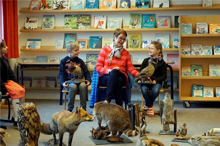 Fuchs und Eule im Klassenzimmer: Rollende Waldschule bringt Wildtiere in die Marienschule Welche Tiere in unseren heimischen Wäldern und auf den Feldern leben, erklärte Maria Weckendorf.