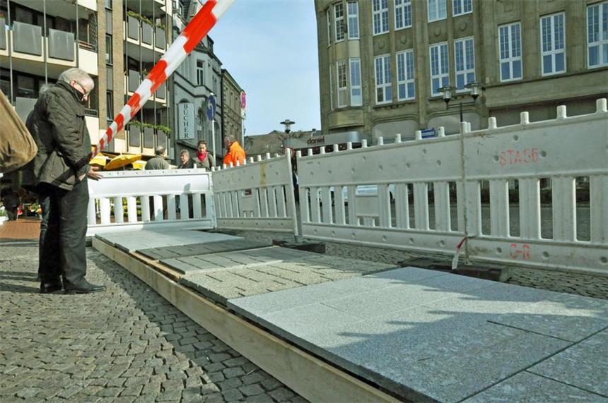 Bereit zum Bürgerbegehren über Marktplatz-Pflaster Welche Variante hätten Sie denn gerne? auf dem Marktplatz in Castrop-Rauxel wurden am 7. und 8. März einige Muster für Pflastersteine und Strukturasphalt präsentiert.