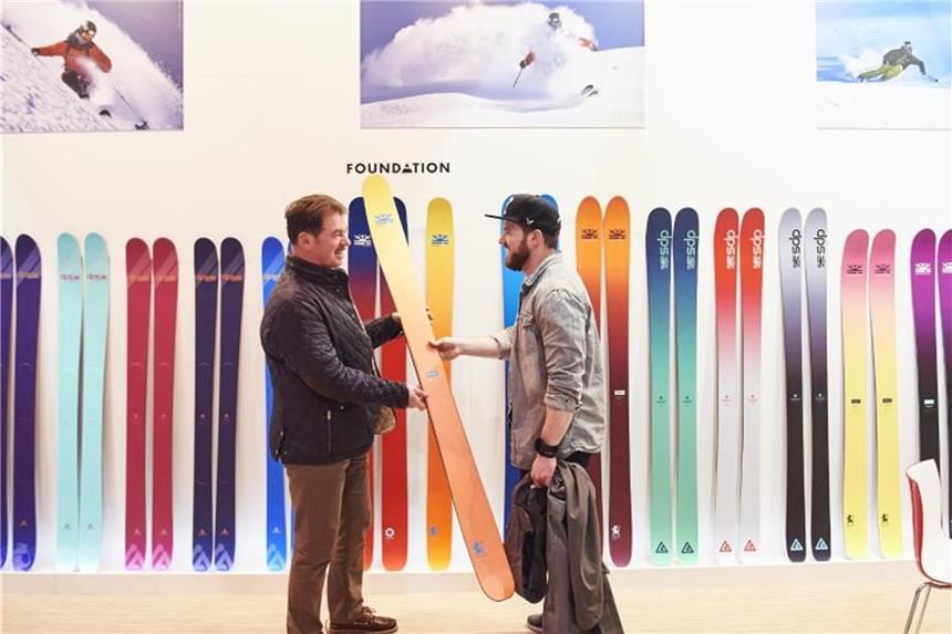 Zwei Entwicklungen beim Ski auf der Ispo Welcher Ski ist der richtige? Auf der Sportartikelmesse Ispo in München sind zwei Arten im Trend: Rennski und Genussski. Foto: Messe München GmbH/dpa-tmn