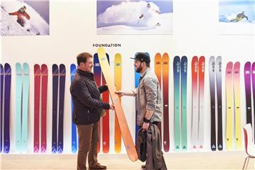 Welcher Ski ist der richtige? Auf der Sportartikelmesse Ispo in München sind zwei Arten im Trend: Rennski und Genussski. Foto: Messe München GmbH/dpa-tmn