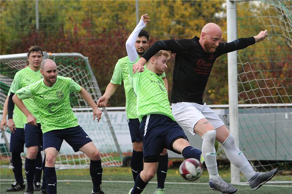Welf-Alexander Wemmer (re.) unterlief im Spiel gegen den FC Iserlohn II ein kurioses Eigentor.