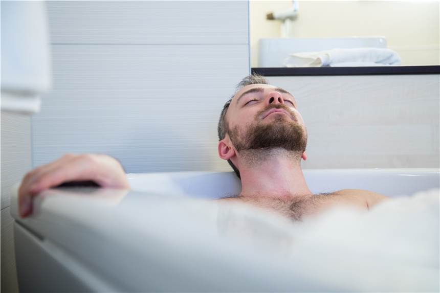 So entspannen Ruhesuchende im Lockdown Wellness kann so viel sein, zum Beispiel ein entspannendes Schaumbad. Wichtig ist, dass man sich regelmäßig etwas Gutes tut.