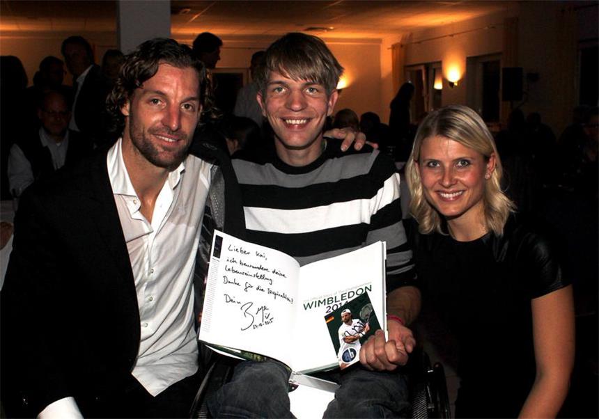 Tennis-Unioner feiern Abschied der sozialen Art Weltklassespieler André Begemann (l.) bedankte sich mit seiner Freundin Alessa Hagner bei Kai Eickler.