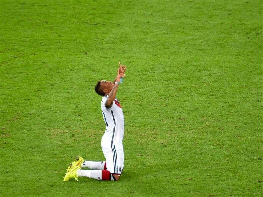 AfD-Vize Gauland sorgt mit Boateng-Äußerungen für Empörung Weltmeister Jerome Boateng: Der Weltstar sinkt nach dem Sieg gegen ARgentinien auf die Knie. Foto: Thomas Eisenhuth