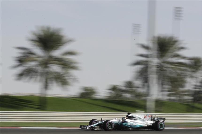 Hamilton lässt nicht locker: Tagesbester vor Vettel Weltmeister Lewis Hamilton holte im Mercedes die Trainings-Bestzeit. Foto: Luca Bruno