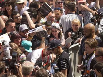 Weltmeister Lewis Hamilton (M.) genießt den Fan-Andrang beim Großen Preis von Spanien. Foto: Alejandro Garcia