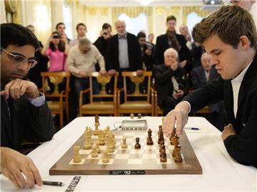 Weltmeister Magnus Carlsen (r) trifft erneut auf Ex-Champion Viswanathan Anand. Foto: Steffen Schmidt