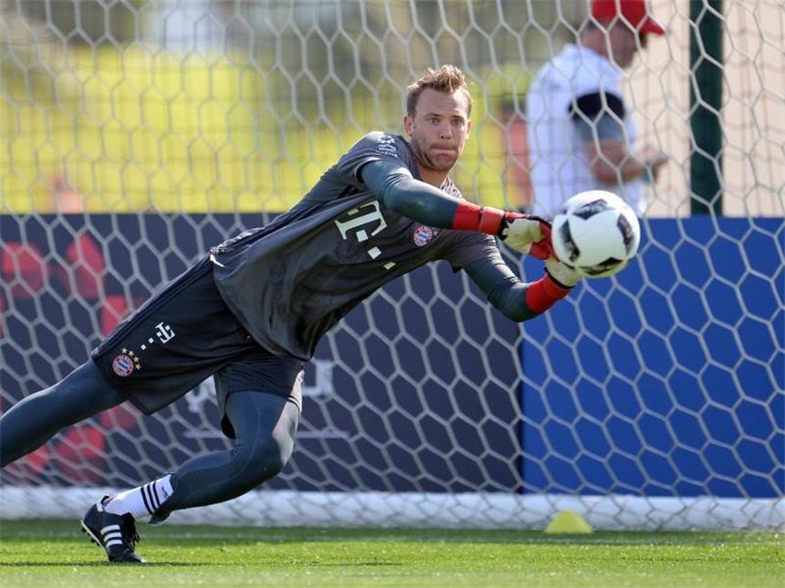 Bayern-Kapitän Neuer absolviert leichtes Torwarttraining Weltmeister Manuel Neuer hat das Torwarttraining wieder aufgenommen. Foto: Andreas Gebert