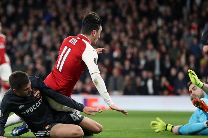 Weltmeister Özil brilliert bei Arsenal-Sieg Weltmeister Mesut Özil (M) holt gegen Moskau einen Elfmeter für den FC Arsenal raus. Foto: Adam Davy