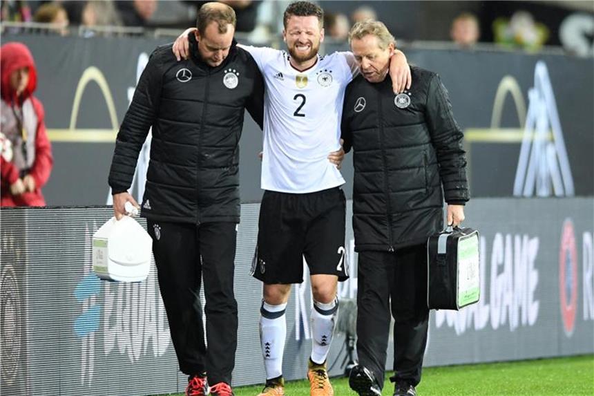 Arsenal muss mehrere Wochen auf Mustafi verzichten Weltmeister Shkodran Mustafi (M) wird beim Spiel gegen Aserbaidschan verletzt vom Platz gebracht. Foto: Uli Deck