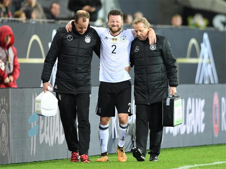 Arsenal muss mehrere Wochen auf Mustafi verzichten Weltmeister Shkodran Mustafi (M) wird beim Spiel gegen Aserbaidschan verletzt vom Platz gebracht. Foto: Uli Deck