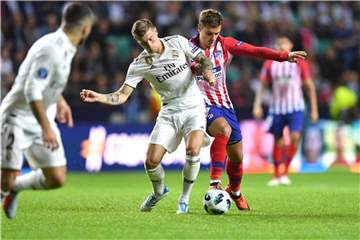 Weltmeister unter sich: Reals Toni Kroos (M) und Atléticos Antonie Griezmann. Foto: Marius Becker
