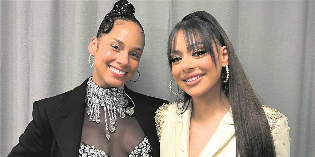 Alicia Keys und die Sängerin Ayliva aus Recklinghausen posieren für ein Foto