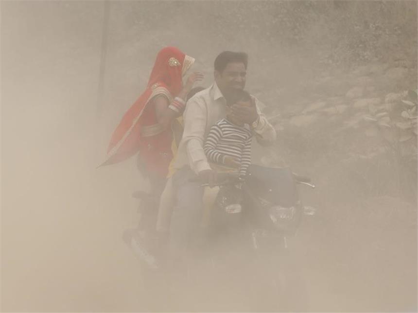 Neu Delhi kündigt Notmaßnahmen gegen Luftverschmutzung an Weltuntergang: Im Smog und Staub von Neu Delhi ist die Kleinfamilie auf ihrem Moped kaum noch zu erkennen. Die Sichtweite liegt nur bei 400 Metern. Foto: Harish Tyagi
