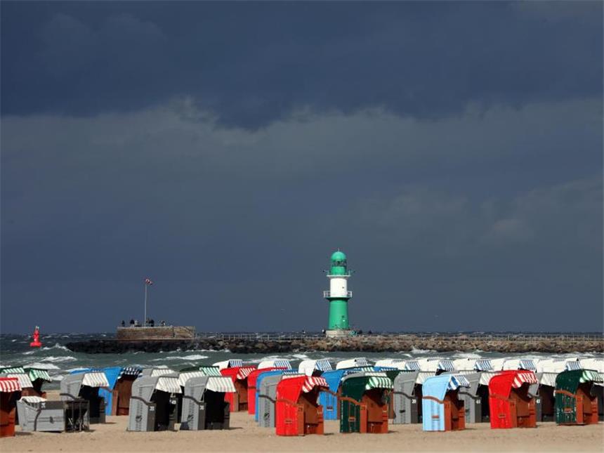Orkantief wütet über weiten Teilen Deutschlands Weltuntergangsstimmung: Dunkle Sturmwolken ziehen über das Ostseebad Warnemünde hinweg. Foto: Bernd Wüstneck