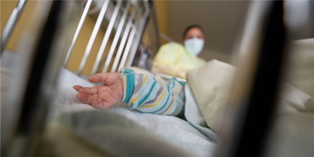 Mehr als 300 Hepatitis-Fälle bei Kindern: Zusammenhang mit Corona- und Adenovirus? Weltweit häufen sich ungewöhnliche Hepatitis-Fälle bei Kindern.