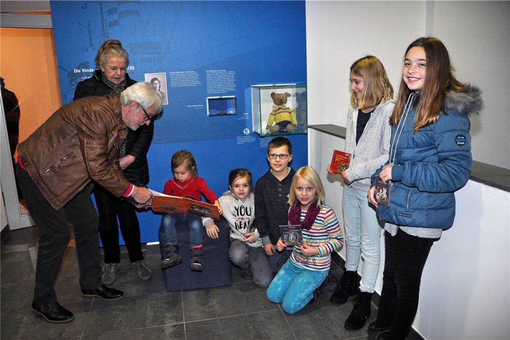 Modernisierte Dauerausstellung schreibt ein neues Kapitel im Jüdischen Museum Wem gehörte einst der Teddy in der Ausstellung? Richtig, Anneliese Nußbaum. Die Kinder, die diese Frage beantworten konnten, erhielten aus den Händen von Lambert Lütkenhorst, Vorstizender des Cornelia Funke Baumhauses, und Helmi Funke, Mutter der aus Dorsten stammenden Bestsellerautorin, ein Cornelia-Funke-Buch oder -Hörbuch.