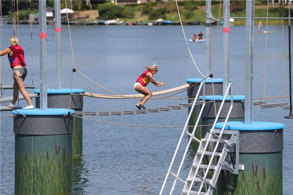 Kletter-Spaß auf dem Ternscher See: Hochseilgarten „Aqua Climb“ hat eröffnet Wen es nicht mehr auf dem Hochseilgarten hält, der fällt einigermaßen weich ins Wasser.