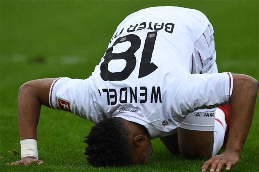 Bayer Leverkusen mit Wendell, aber ohne Bender in Bremen Wendell von Leverkusen kniet auf dem Rasen. Foto: Patrick Seeger/Archiv