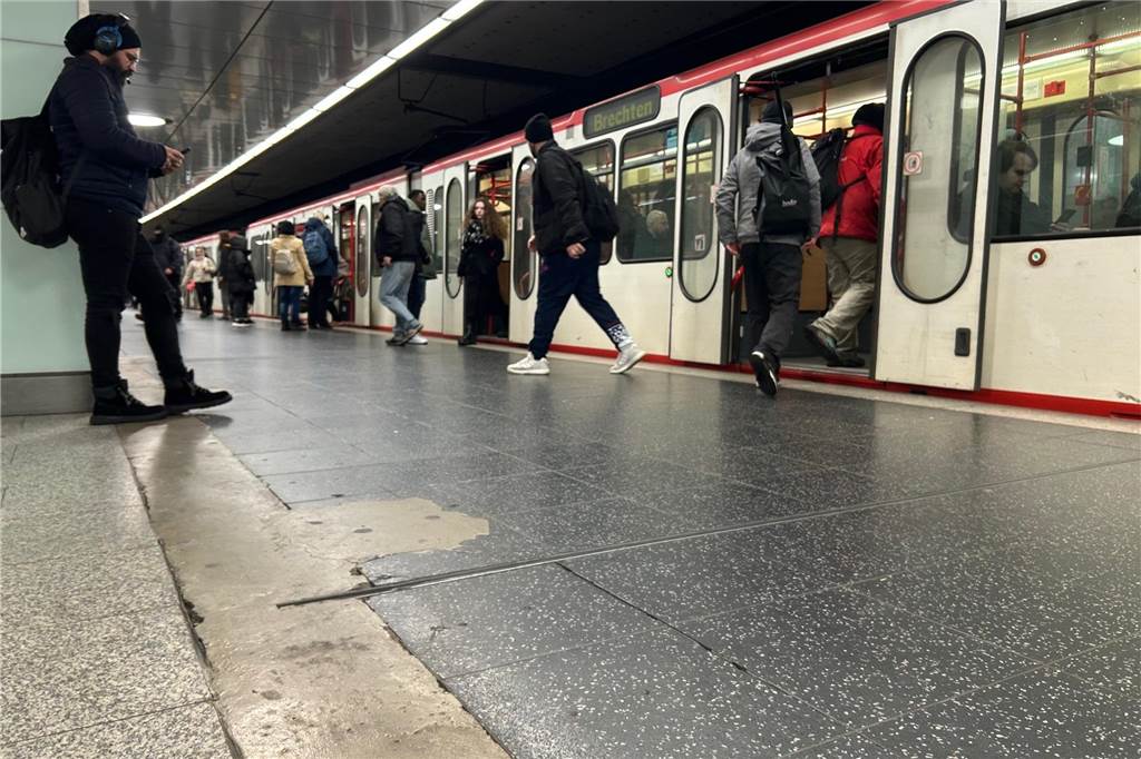 Wenig ansehnlich ist die Mischung aus alten und neuem Bodenbelag in der Stadtbahn-Station Hauptbahnhof aktuell.