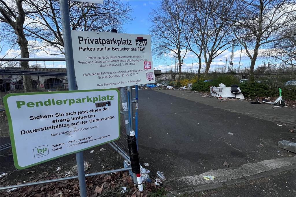 Parkplatz an FZW und U-Turm verkommt zur Müllhalde Parkplatz in der Nähe des FZW in Dortmund.