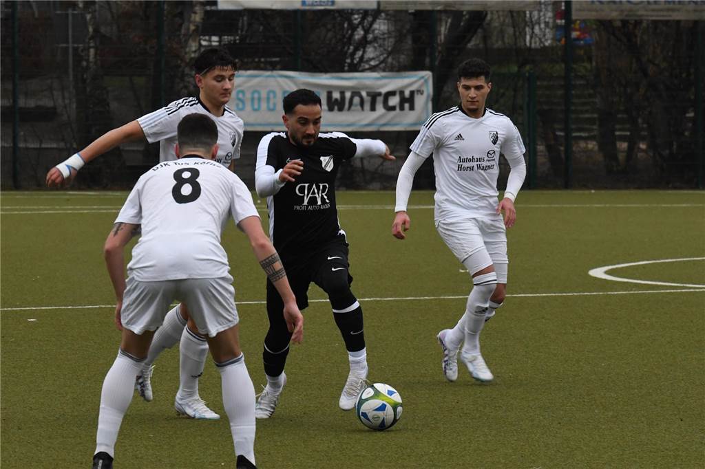 SG Gahmen hadert mit sich selbst Wenig Platz: Gahmens Ahmet Karaduman (am Ball) ist umzingelt von drei Körner Spielern.