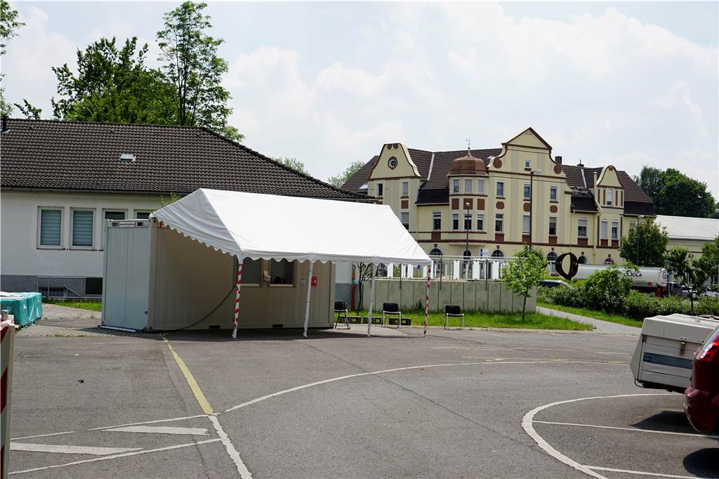 Immer weniger Castrop-Rauxeler lassen Corona-Tests machen Wenig zu tun beim Testzentrum an der Dortmunder Straße. Trotzdem ließen sich immer noch Menschen aus verschiedenen Gründen testen, sagt der Mitarbeiter Cihat Sengül.
