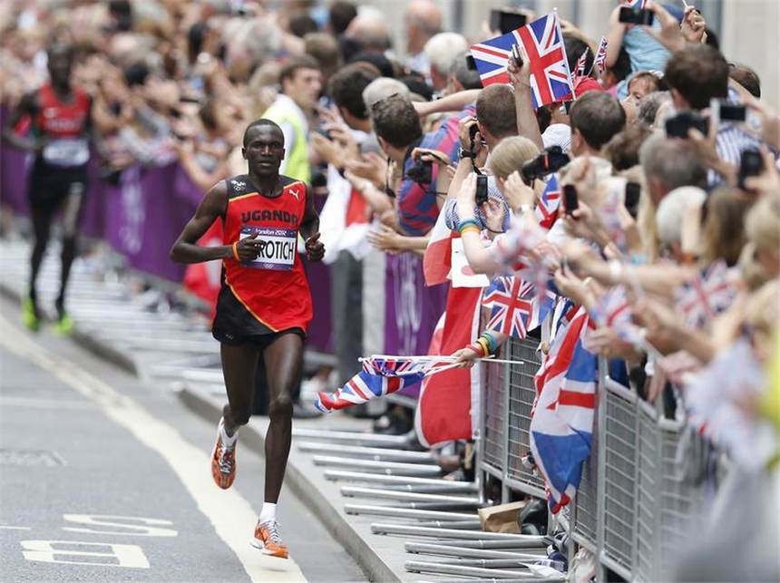 Kiprotich feiert Marathon-Gold für Uganda Wenige Kilometer vor dem Ziel setzt sich Stephen Kiprotich von den Kenianern dann ab. Foto: Ian Langsdon