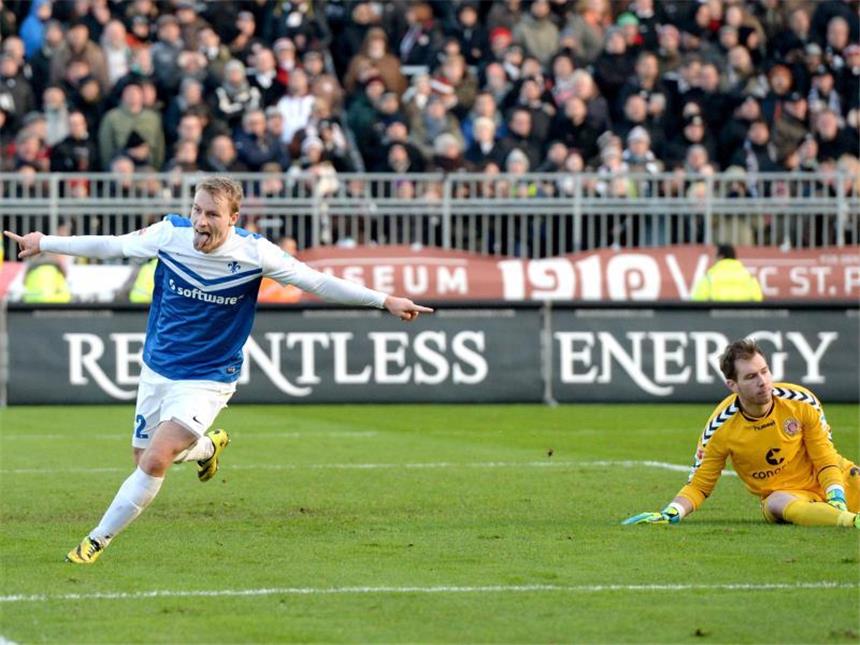 Darmstadt gewinnt bei St. Pauli kurz vor Abpfiff Wenige Minuten vor dem Abpfiff staubt Fabian Holland (l) zum Siegtreffer für Darmstadt ab. Foto: Daniel Reinhardt