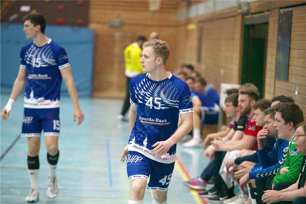 Rudelbildung, Rote Karten und Sorgen um zwei HSC-Spieler Wenige Minuten vor dem Schlusspfiff wurde Halterns Leon Köppen rüde gefoult, woraufhin es zu einer Rudelbildung kam, während der HSC-Spieler noch am Boden lag.