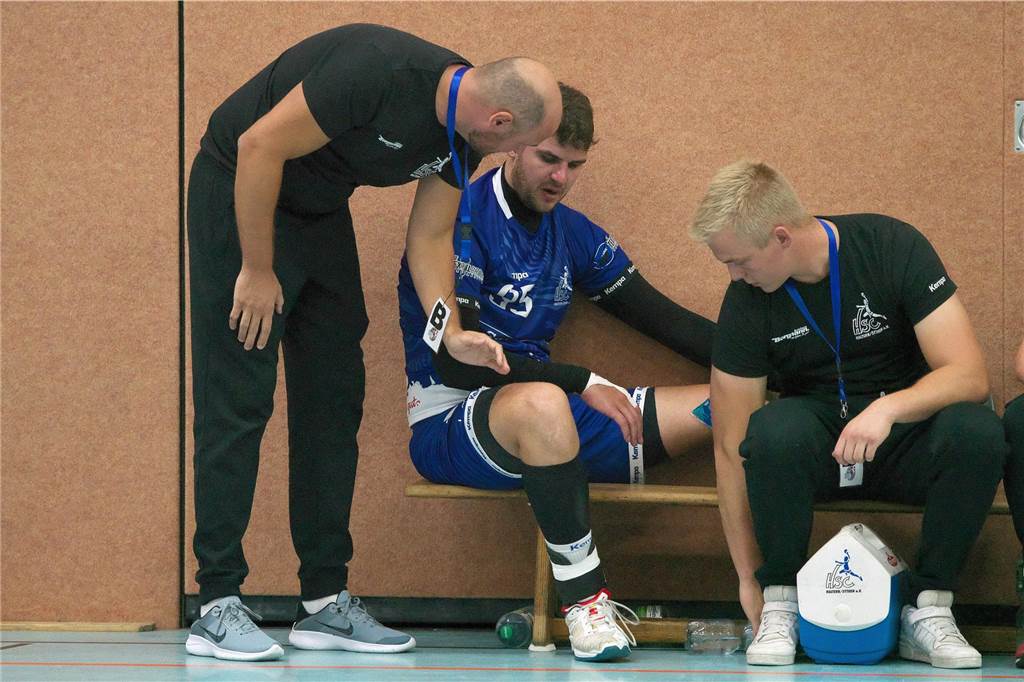 Wenige Minuten vor der Pause war die Partie für Henning Schrief (M.) beendet, der Halterner verletzte sich am Knie.