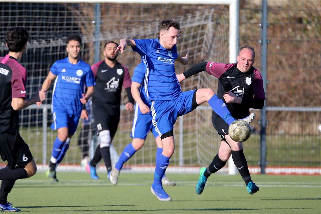 Nach Krankenwagen-Einsatz: Gute Nachricht von Habinghorsts Justin Schlingermann Wenige Minuten vor seiner Verletzung eroberte Justin Schlingermann (am Ball) noch einige Bälle.