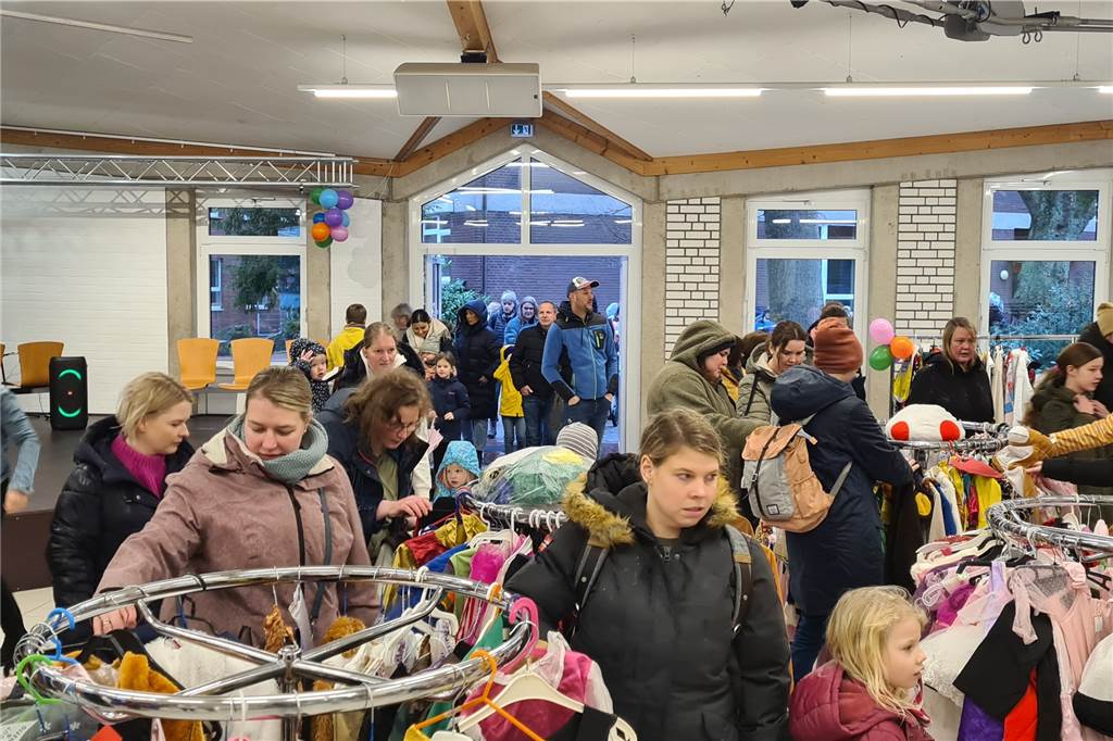 Wenige Sekunden nach dem Öffnen der Türen ging der Ansturm los. Binnen einer Minute war die Aula komplett gefüllt. 