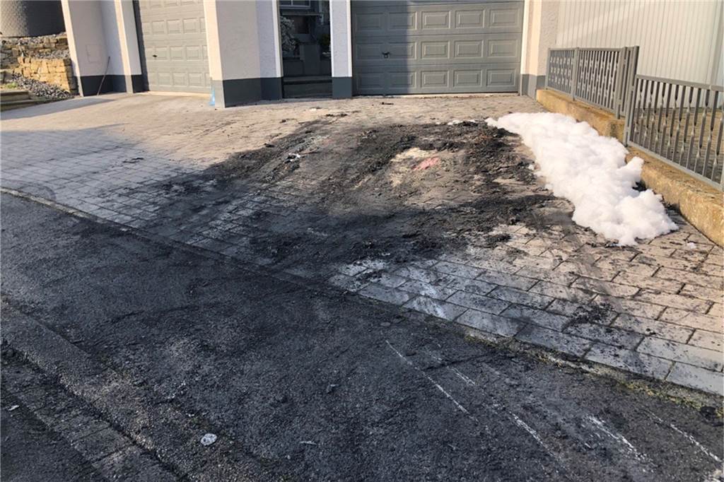 Erneut Autos in Dortmund angezündet: Porsche komplett zerstört Wenige Stunden nach dem Brand sind nur noch Spuren des Feuerwehreinsatzes zu sehen - die ausgebrannten Autos wurden bereits abgeschleppt.