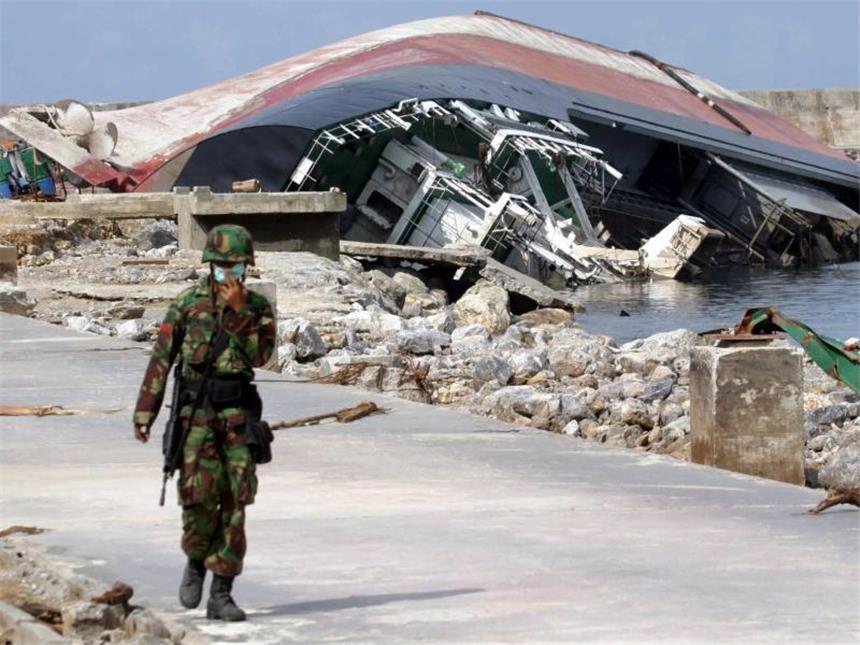 Zehntausende gedenken der Opfer des verheerenden Tsunamis Wenige Tage nach der Katastrophe: Ein indonesischer Soldat patrouilliert in der Nähe von Banda Aceh. Foto: Ardiles Rante/Archiv