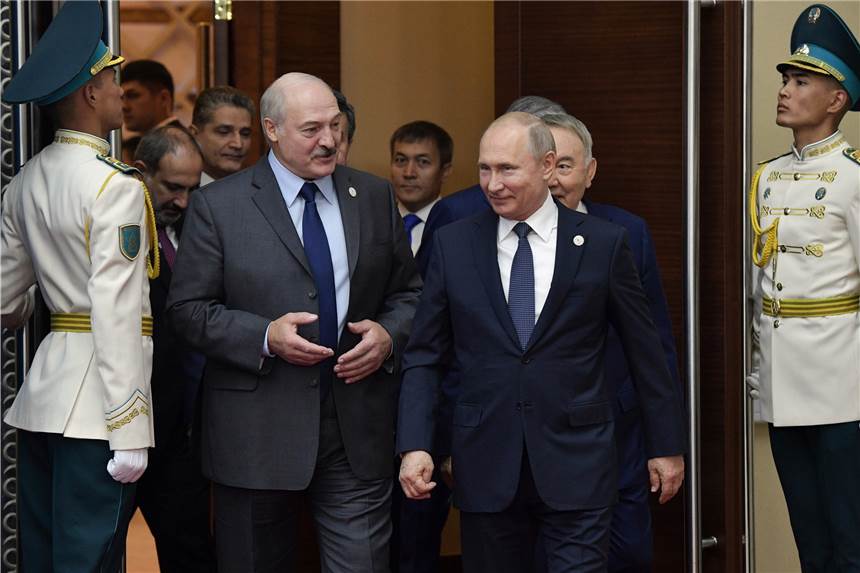 Von der Krise zum Krieg? Die Nato blickt besorgt auf Putins Machtspiele Wenige Tage nachdem Alexander Lukaschenko (l.), Präsident von Belarus, ein zwischen zwei EU-Staaten verkehrendes Zivilflugzeug zur Landung in Minsk gezwungen hatte, um einen seiner Kritiker verhaften zu können, gewährte Wladimir Putin (r.), Präsident von Russland, ihm einen Staatskredit von 500 Millionen Euro.