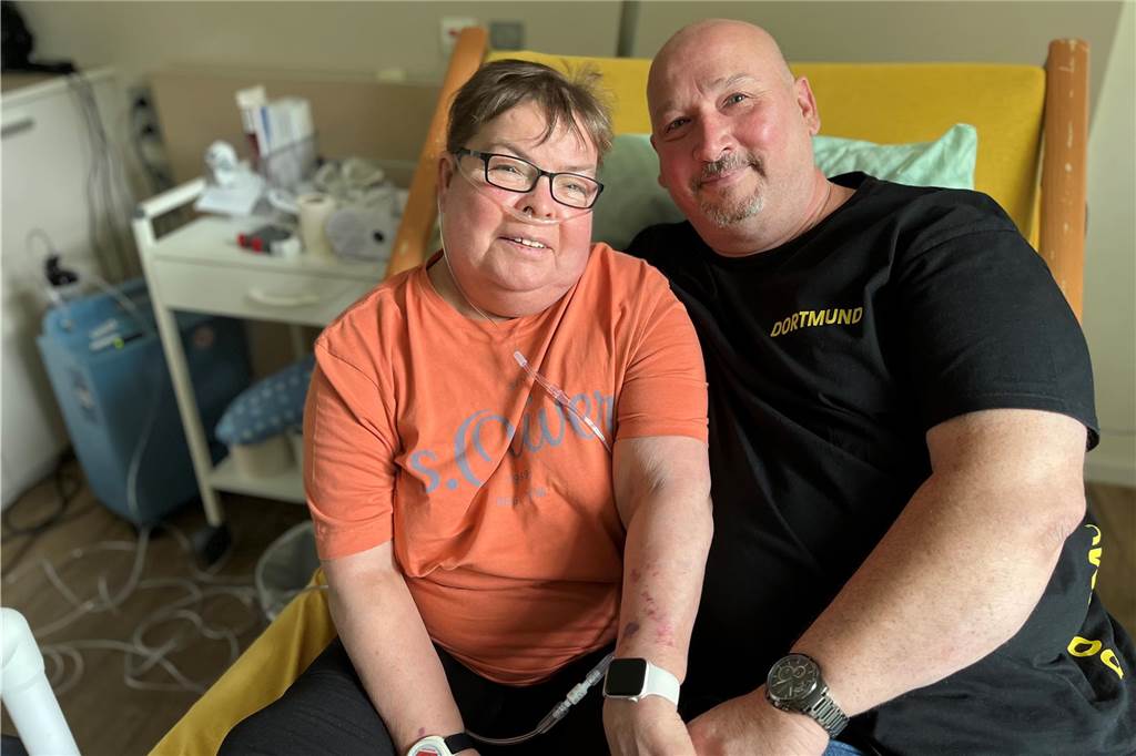 Silvia Busch ist tot - ihr letzter Herzenswunsch blieb unerfüllt Wenige Wochen vor ihrem Tod: Silvia Busch mit ihrem Mann Mirko im Hospiz.