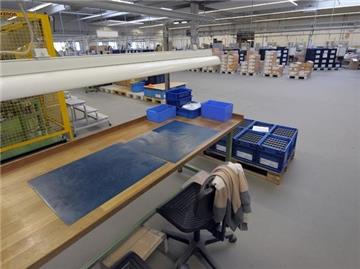 Weniger arbeiten, weniger verdienen? Kurzarbeit beim Automobilzulieferer FEP Fahrzeugelektrik in Pirna.
